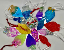 Cargar imagen en el visor de la galería, Set of 4 Christmas Resin Ornaments
